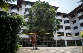 Malezya'da apartmanın zemini kaydı! Bina tahliye edildi!