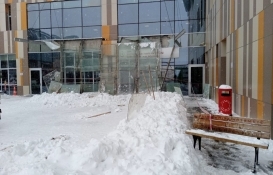 Van'da hastanenin giriş bölümünün kar nedeniyle çöktü!
