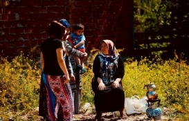 Müteahhidi boş arsada ‘çay demleyerek’ protesto ediyor!