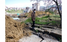 Samsun'da toprak kayması nedeniyle evin bahçesinde yarıklar oluştu!