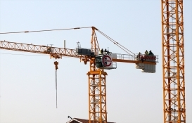 Maaşlarının ödenmesini isteyen inşaat işçileri, vinçte eylem yaptı!