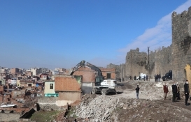 Diyarbakır surlarının etrafındaki kaçak yapılar yıkılıyor! 
