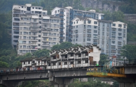 Çin'deki sıra dışı köprü görenleri hayrete düşürüyor!