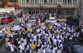 İstanbul Üniversitesi öğrencilerinden 'hasarlı bina' eylemi!