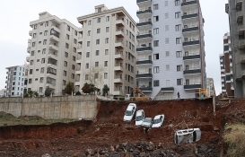 Şanlıurfa'da bir sitenin istinat duvarı çöktü!