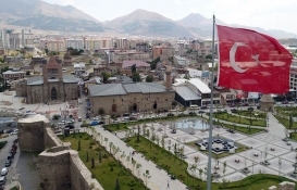 Erzurum'da mühendislik hizmeti olmayan yapılar depremde hasar gördü!