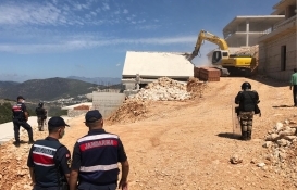 Antalya Bezirgan'daki villalar yıkılıyor!