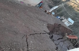 Adapazarı’nda toprak kayması: 2 katlı ev tahliye edildi!