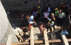 İnşaattan düşen işçi bulunduğu yerden vinç yardımıyla çıkarıldı!