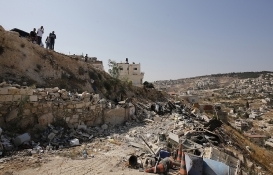 İsrail Kudüs'te bir Filistinliye evini kendi elleriyle yıktırdı!