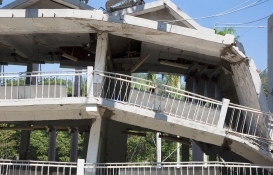 İran Hürmüzgan'daki depremde 80 köy evi hasar gördü!