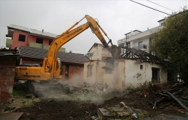 Gölcük'teki hasarlı binalar yıkılıyor!