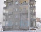 Muş'ta bir vatandaş apartmanı soğuktan naylonla koruyor!