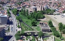 Bergama'da millet bahçesi için esnaflar tahliye ediliyor!