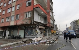 Sultangazi'de binanın balkonu çöktü!