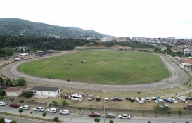 Gölcük'te deprem enkaz alanında artık at yarışları yapılıyor!