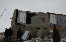 Van Başkale'de evleri yıkılan depremzedelerden yeni ev talebi!