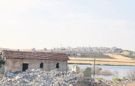 Harabeye dönüşen mahallede tek başına yaşam! 