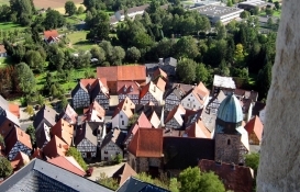 Sahip olduğu evi komşularına bağışladı!