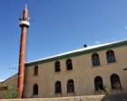 Feke-Kozan karayolundaki cami, 12 metrelik teneke minaresiyle dikkat çekiyor!