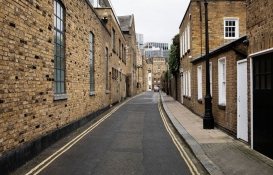 İngiltere'de gençler kira ödeyemiyor! Yıkılmak üzere olan evlerden yaşıyorlar!