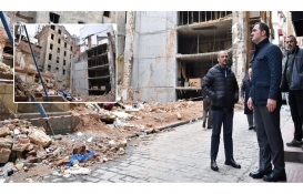 Beyoğlu'nda ön cephesi çöken bina yıkıldı!