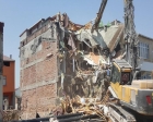 Arnavutköy'de çökme tehlikesi bulunan bina yıkıldı!