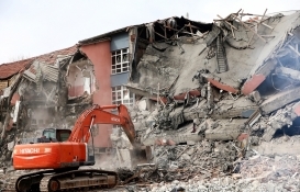 Elazığ'da hasar gören okulların yıkımı başladı!