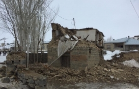 İran'daki deprem Van'da hissedildi! Kerpiç evler yıkıldı!