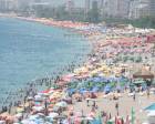 Konyaaltı Sahili'ne turist akını! 