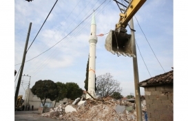 Manisa'da depremde ağır hasar gören minare yıkıldı!