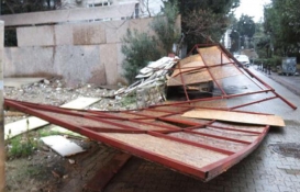 Kadıköy'de faciadan dönüldü! İnşaat plakaları devrildi!