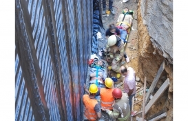 Kadıköy'de inşaatta iskele çöktü!