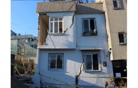 Çukurova'daki riskli iki katlı ev yıkıldı!