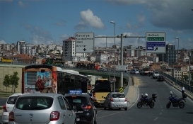 Halkalı'da inşaat malzemeleri taşıyan tır devrildi!