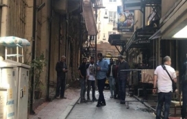 Beyoğlu'nda yıkımına başlanan binanın duvarı çöktü!