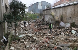 Kartal'da 2 katlı metruk bina yıkıldı!